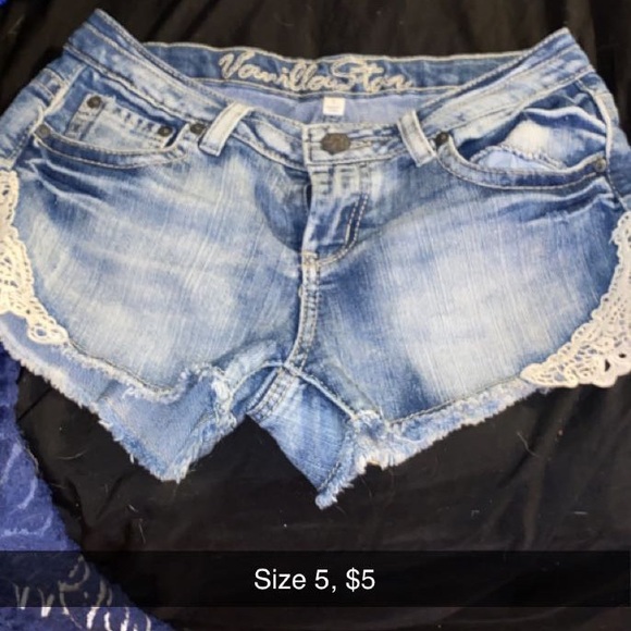 Woman’s shorts - Picture 3 of 12
